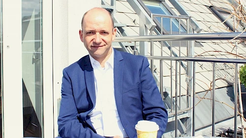 Interview mit Politikberater Thomas Hofer - ©talkaccino.at Politikberater Thomas Hofer im Gespräch