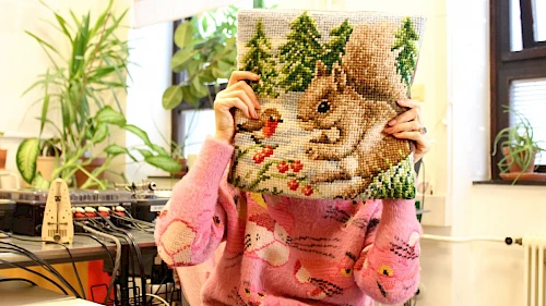 Eichhörnchen-Polster von DJ Masha Dabelka Selbstgemachter Polster mit Eichhörnchen-Motiv