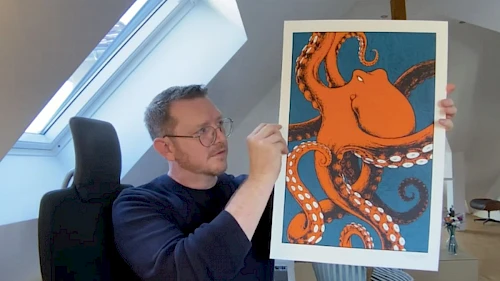 Siebdruck von rotem Oktopus präsentiert von Gerichtszeichner Martin Burkhardt