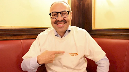 Gläubigerschützer Karl-Heinz Götze mit Jeunesse-T-Shirt und Moustache