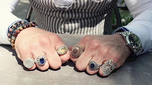Ringe von Ali Barber Sechs unterschiedliche Silberringe mit Steinen