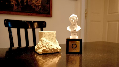 Rauher Stein und Büste von Wolfgang Amadeus Mozart Symbole der Freimaurer