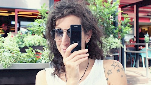 Stuntfrau Cornelia Dworak Cornelia Dworak mit ihrem MP3-Player
