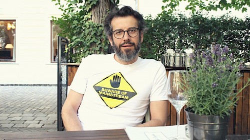 Interview mit Modelabel-Gründer Mišo Ćurčić de Jong - ©talkaccino.at Modelabel-Gründer Mišo Ćurčić de Jong im Gespräch