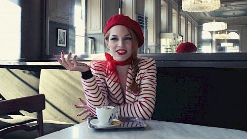Burlesque-Tänzerin Kalinka Kalaschnikow Kalinka Kalaschnikow beim Kaffee im Gespräch