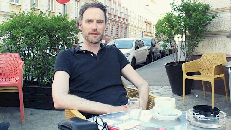 Interview mit Wiener Alltagspoet Andreas Rainer Der Wiener Alltagspoet bei einer Melange im Interview