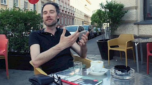 Wiener Alltagspoet Andreas Rainer Bei einer Melange im Gespräch mit dem Wiener Alltagspoeten