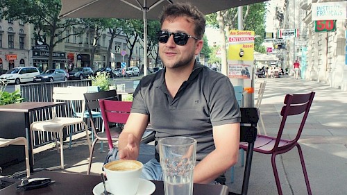 Notfallsanitäter Daniel Knogler Notfallsani im Gespräch beim Kaffee